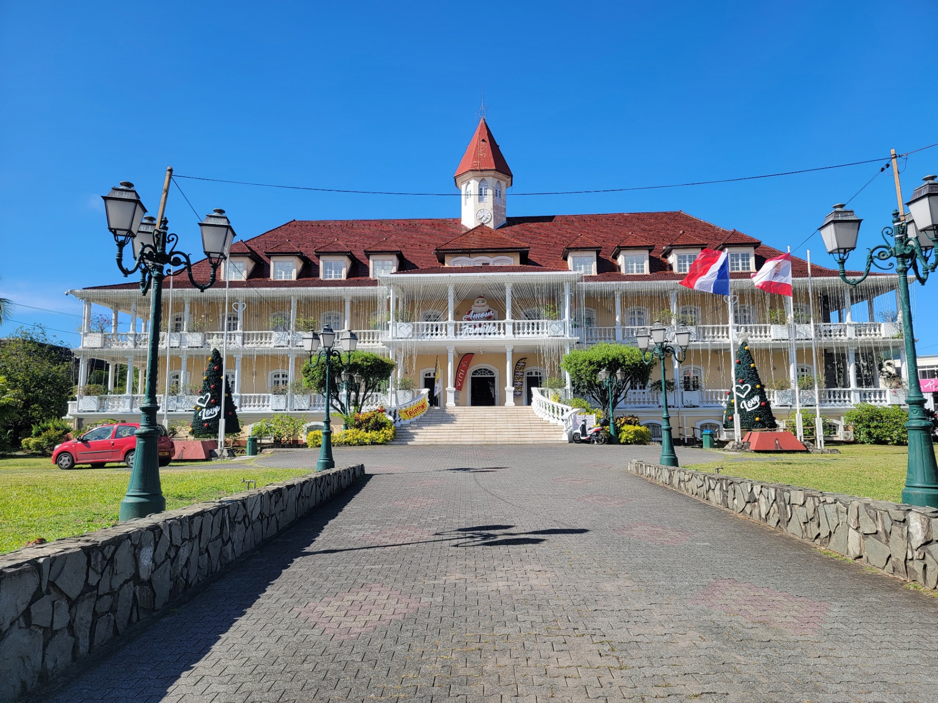 Papeete Hôtel de Ville (town hall) with white colonnades and a red roof framed by green-iron lamp posts