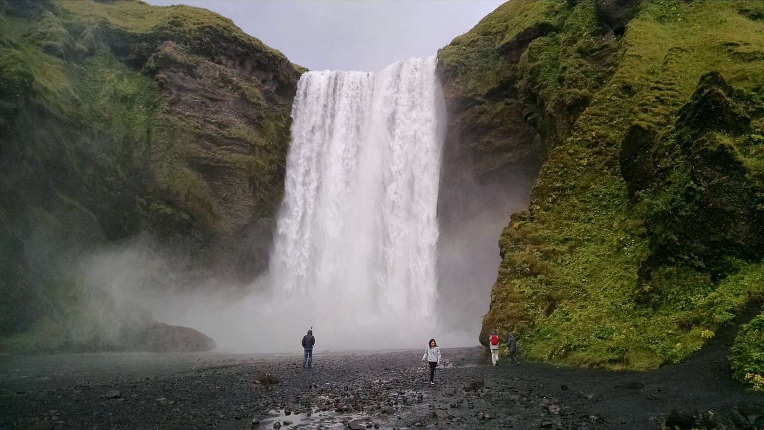Seljalandsfoss from the green summer trail
