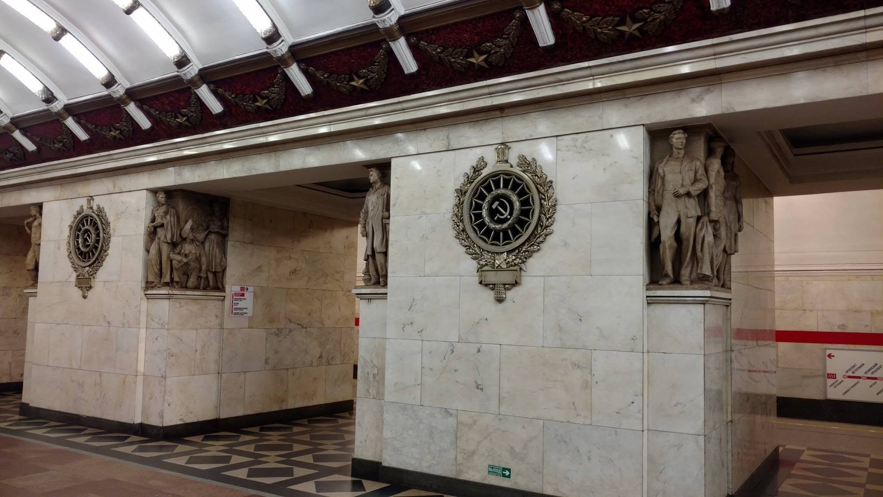 Avtovo metro station hall with chandeliers and decorative columns