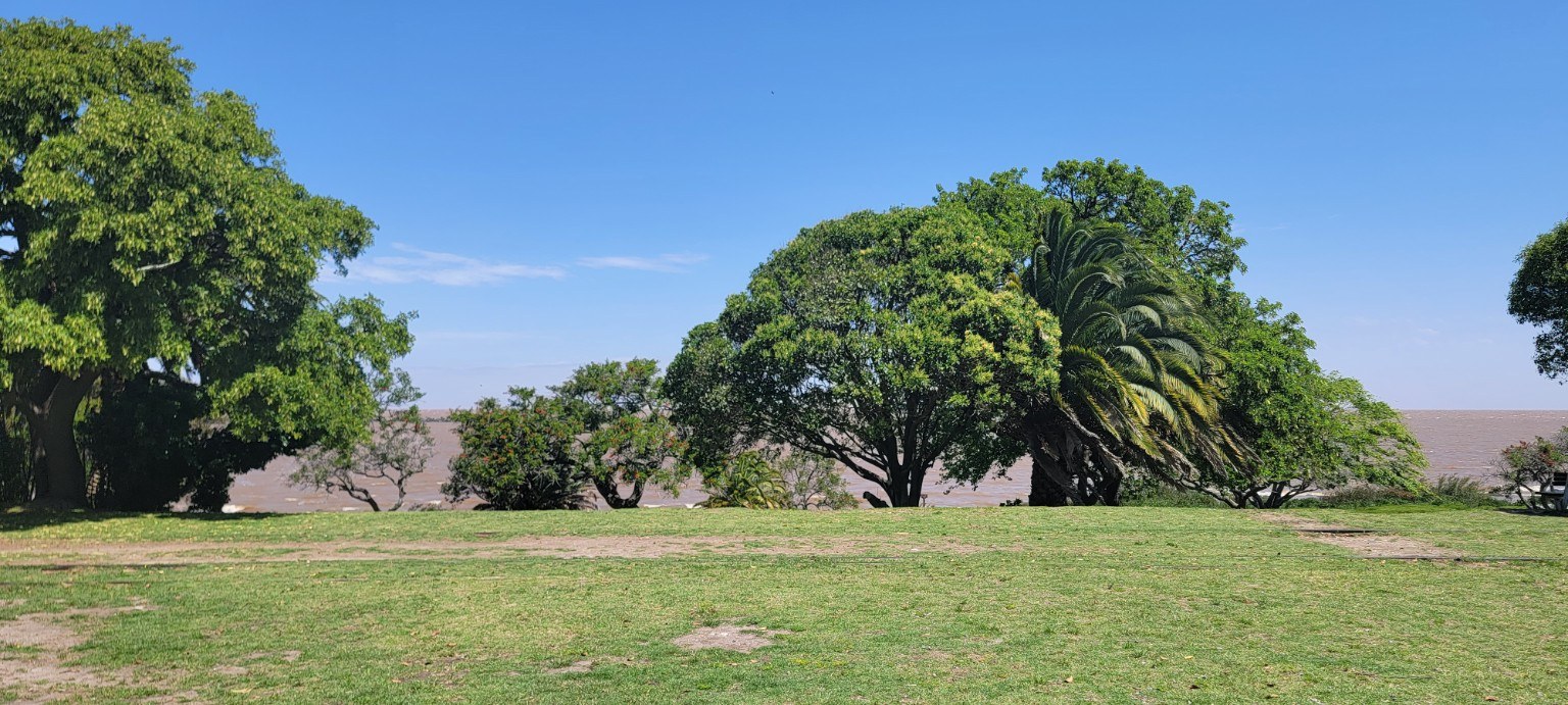Open lawn and riverfront view of the Río de la Plata