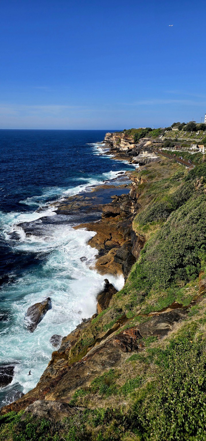 Cliffs at The Gap in South Head looking down at the Pacific