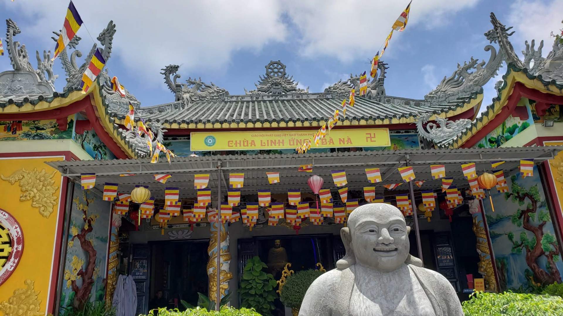 Chùa Linh Ứng Bà Nà pagoda with dragon roof decorations and a smiling Buddha statue