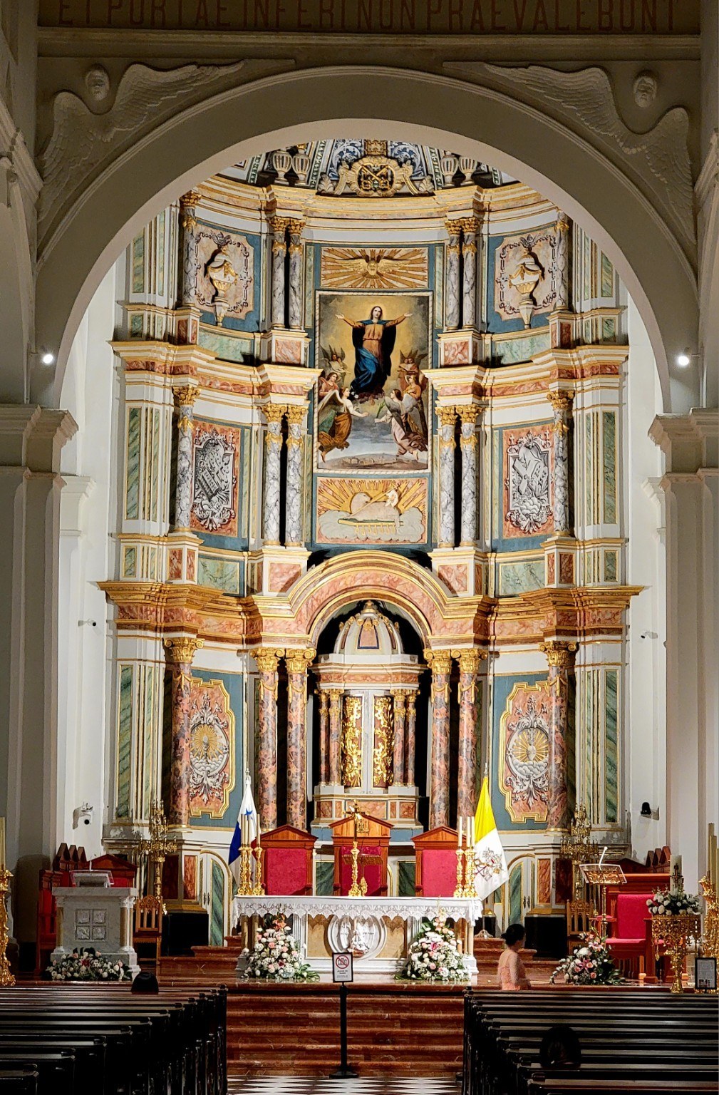 Gilded baroque altar of the Iglesia de San José in Casco Viejo