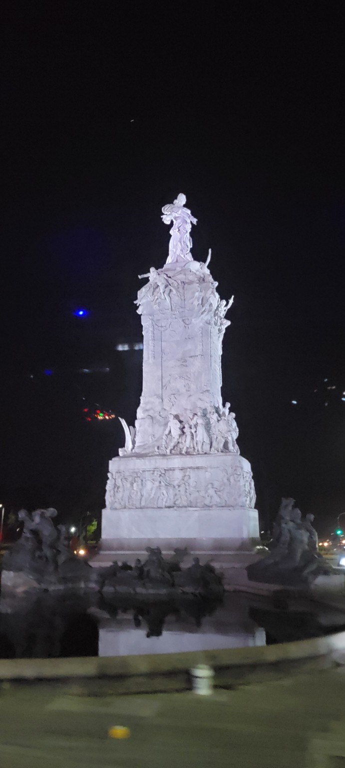 Nighttime drive past a Buenos Aires landmark