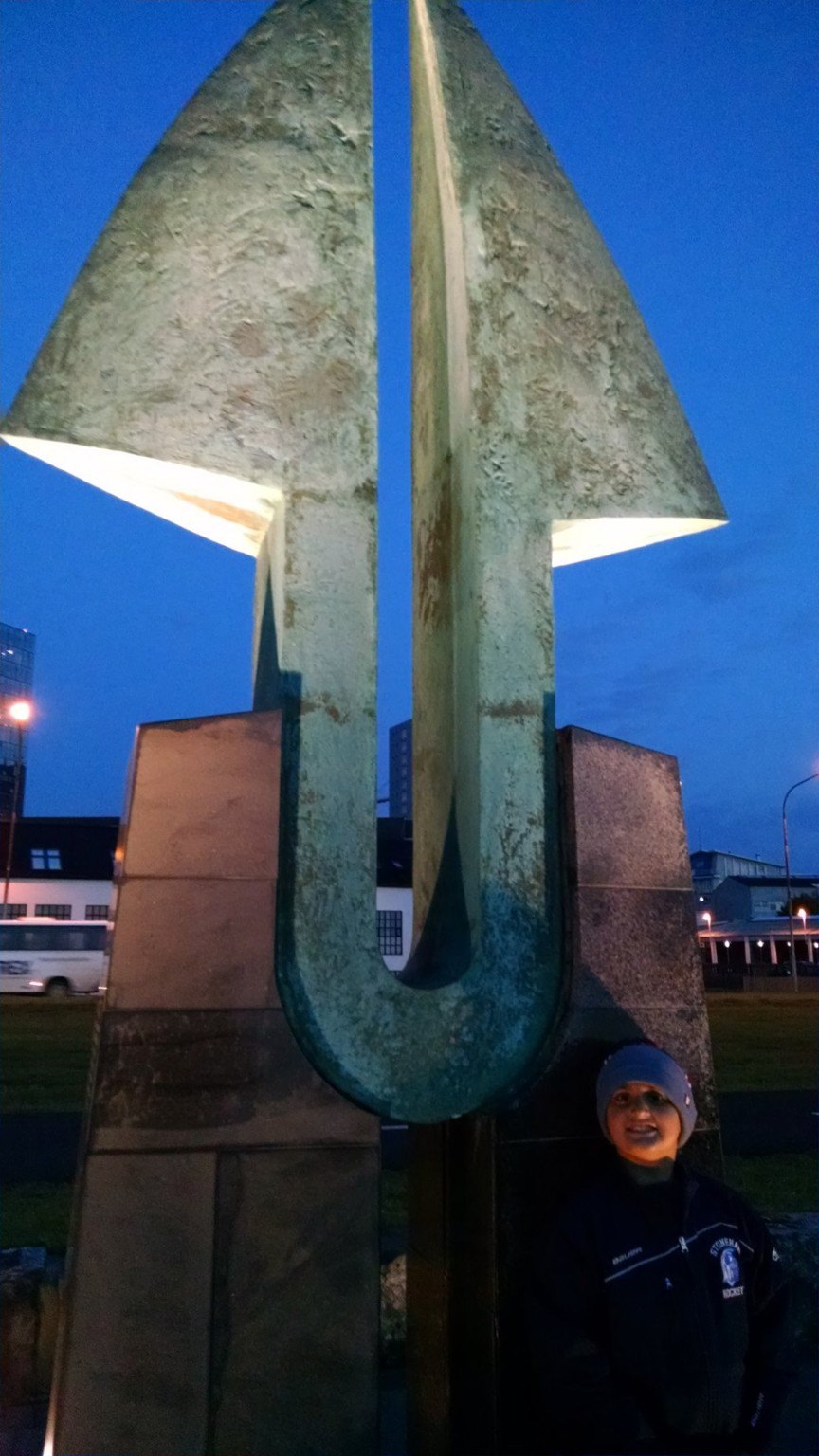 A Reykjavík landmark at night