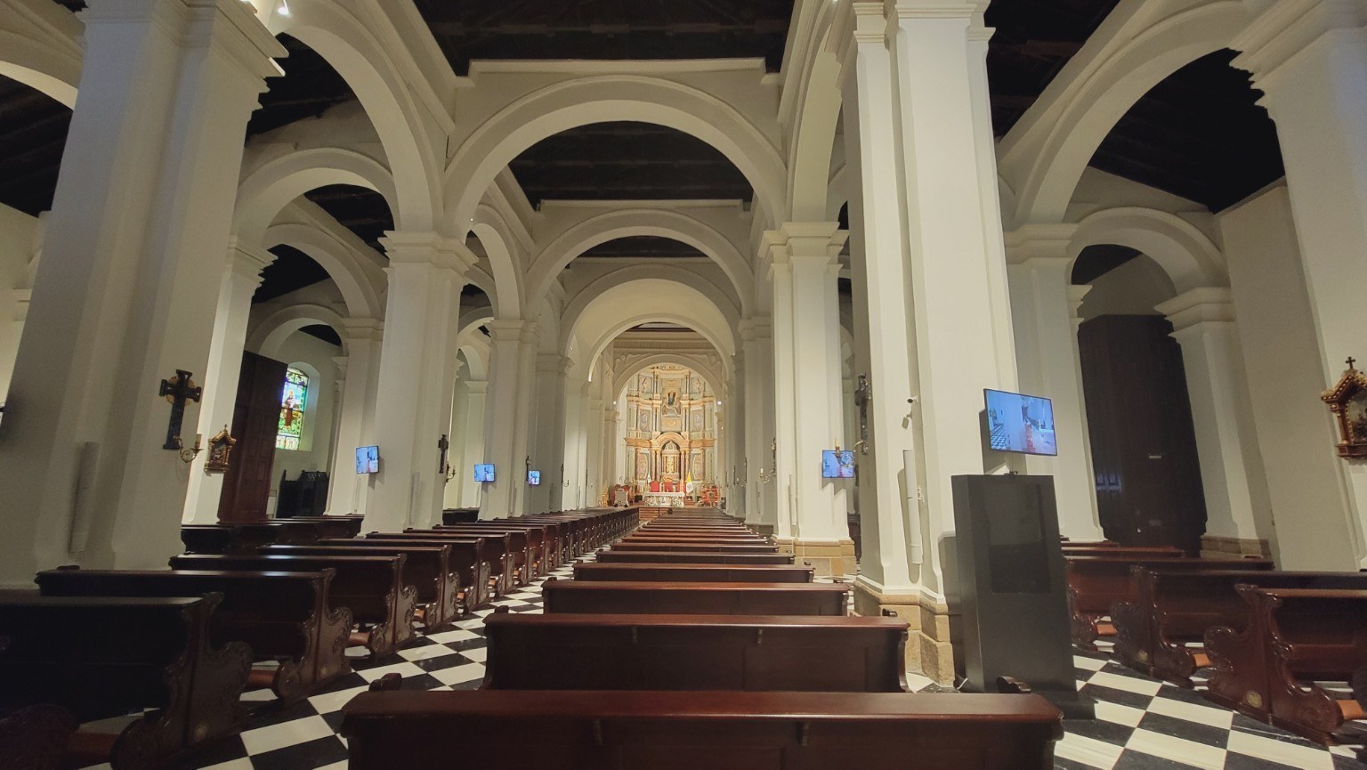 Long nave of the Catedral Metropolitana of Panama City with checkerboard floor
