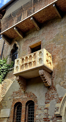 The famous Gothic balcony at Casa di Giulietta in Verona