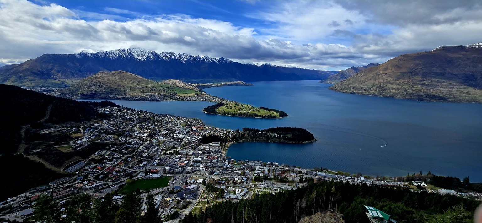 Panoramic view over Queenstown and Lake Wakatipu