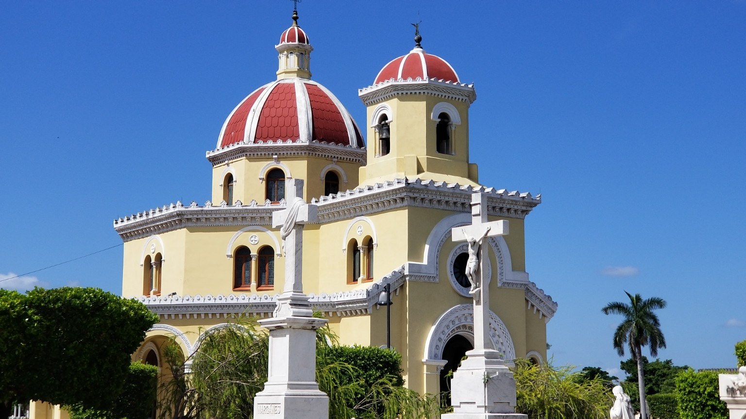 Yellow chapel with twin red domes at the Colón Cemetery in Havana