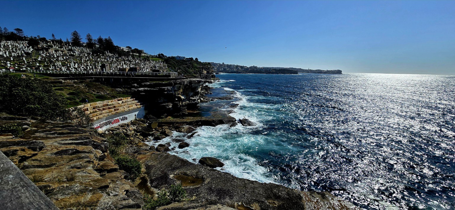Open coastal cliffs and Pacific Ocean along the Bondi to Coogee walk