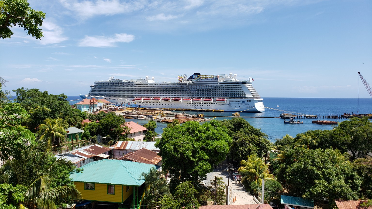Cruise ship docked in Roatán