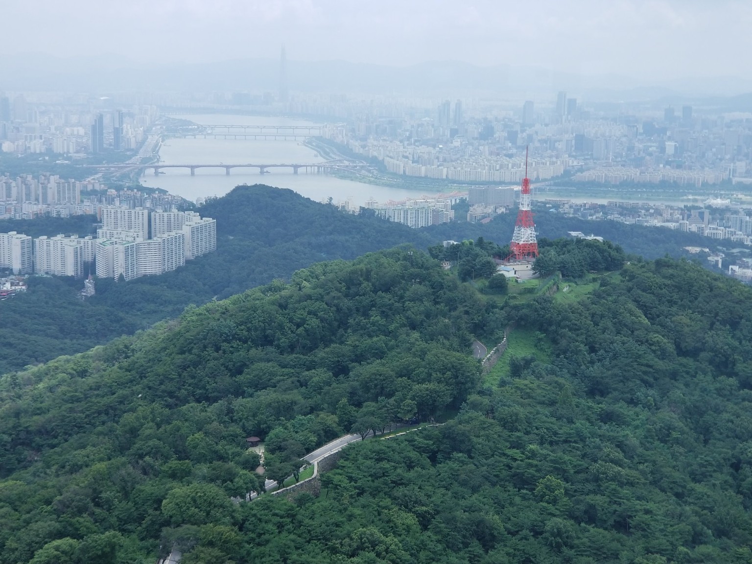 Distance markers from N Seoul Tower pointing toward US cities