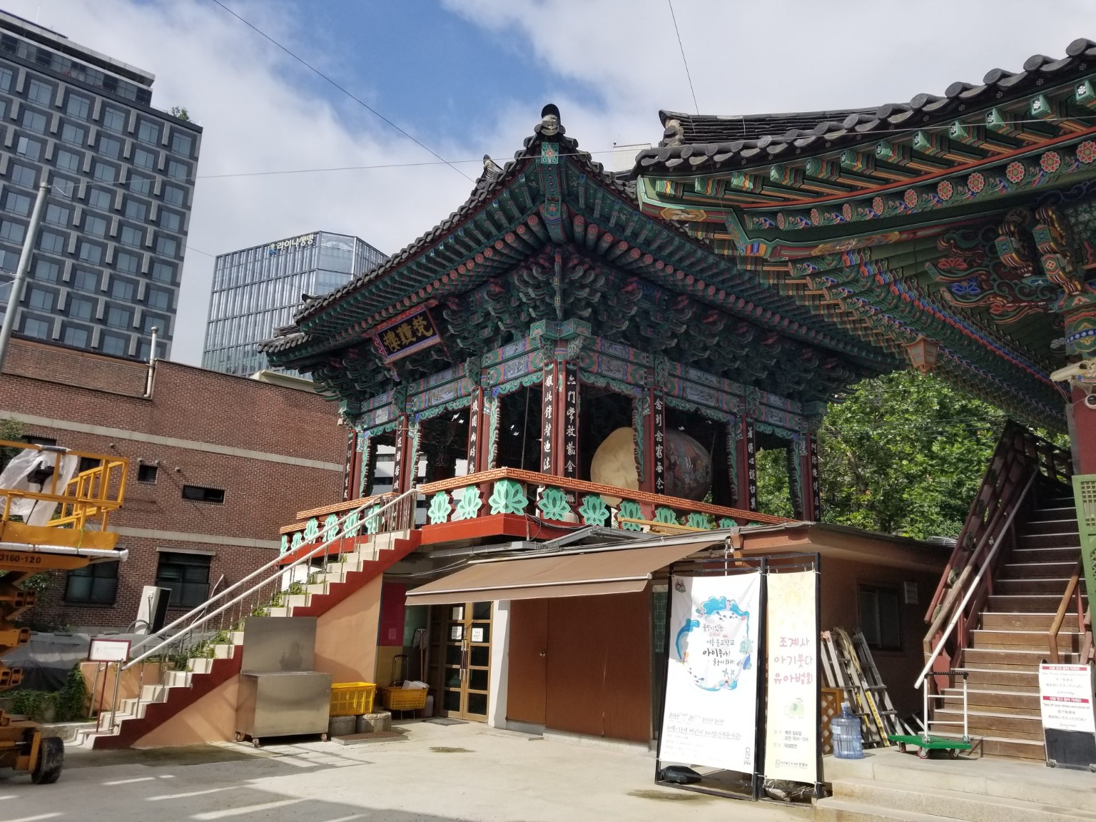 Traditional Korean architecture in modern Seoul
